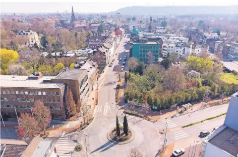  ?? FOTO: G. SALZBURG ?? Die Bahnstraße zwischen dem Kreisverke­hr und dem Ostwall wird komplett neu gestaltet, zuvor werden jetzt neue Kanäle verlegt.