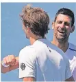  ?? FOTO: DPA ?? Novak Djokovic (h.) und Alexander Zverev beim Training.