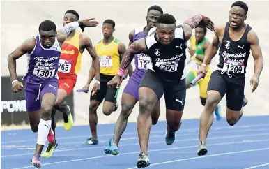  ?? GLADSTONE TAYLOR/PHOTOGRAPH­ER ?? Jamaica College’s Chislon Gordon (second right) awaits the baton exchange from his teammate before going on to anchor his team to a win in the Class One boys’ 4x100m relay at the Gibson McCook Relays at the National Stadium on Saturday.