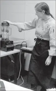  ?? Lynn Atkins/The Weekly Vista ?? Chef Erin Rowe shows class members the secrets of healthy smoothies at Riordan Hall on Thursday last week. Her final cooking class will be at 6:30 on Oct. 17.