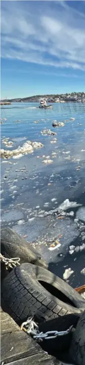  ?? FOTO: INNSENDT ?? VED FERGELEIET: Snøen dumpes noen meter unna – her et bilde fra fergeleiet på Tyholmen i Arendal.