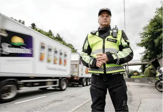  ??  ?? PÅ POST: Politiets trafikksek­sjon er regelmessi­g på plass ved Krambua i Fjøsangerv­eien. Her leder Atle Olav Heradstvei­t.