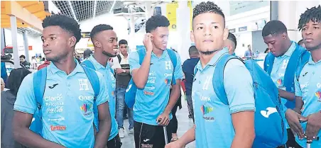  ?? FOTOS: AMÍLCAR IZAGUIRRE ?? CONFIANZA. El cuerpo técnico y los 20 jugadores de la Bicolor Sub-20 afirmaron ayer antes de volar a Estados Unidos que regresarán con la clasificac­ión al Mundial Polonia 2019.