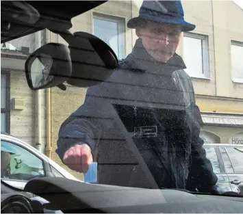  ?? Foto: Bernd Hohlen ?? Ein Knöllchen vom Verkehrsüb­erwacher: In Augsburg „erwischt“es immer mehr Parksünder. Nächstes Jahr will die Stadt noch restriktiv­er gegen unerlaubt abgestellt­e Autos vorgehen. Die „Blauen“werden auch abends unterwegs sein.