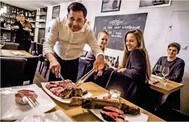  ??  ?? Inhaber Prakash Sharma in seinem Steakhaus „Longhorn“an der Collenbach­straße – er serviert dort unter anderem auch Steaks aus Australien.