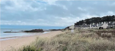  ?? | PHOTO : OUEST-FRANCE ?? La balade du jour nous emmène jusqu’au domaine de Lanruen, où les habitation­s ont les pieds dans l’eau.