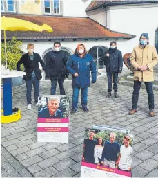  ?? FOTO: FDP TETTNANG ?? Dogan Cimen und Kandidat Markus Waidmann mit jungen Mitglieder­n der FDP auf Wahlkampft­our.