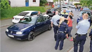  ?? RP-FOTO: GERHARD BERGER ?? Die Polizei war nach dem Unfall an der Junkersstr­aße im Mai 2017 noch länger am Tatort geblieben, um die Lage vor Ort endgültig zu beruhigen.