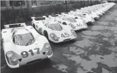  ??  ?? Rennrudel: Für die erforderli­che Zulassung durch die Motorsport­behörde musste Porsche mindestens 25 Exemplare vom 917 bauen.