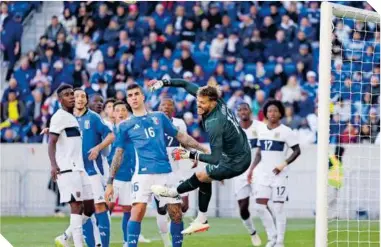  ?? ?? Javier Burrai, portero ecuatorian­o, salva a su equipo ante Italia en amistoso jugado ayer.