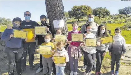  ??  ?? El grupo de niñas y niños tras la plantación de los árboles.