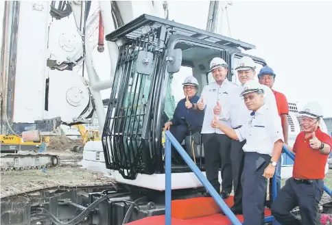  ?? — Photo by Chimon Upon ?? (From left) Abang Johari, Aziz, Morshidi and others show thumbs-up to the camera at the ceremony.