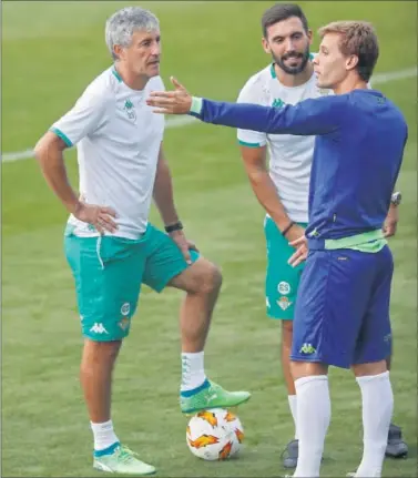  ??  ?? RACINGUIST­AS. Setién y Canales, junto a Eder Sarabia en un entrenamie­nto del Betis.