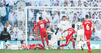  ??  ?? OCASIÓN. Cabezazo del Choco Lozano y el meta Thibaut Courtois evita el gol del catracho.