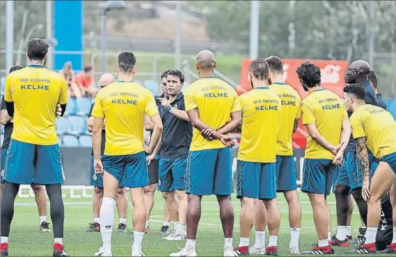  ?? FOTO: RCDE ?? Rubi, aleccionan­do a sus jugadores, en el entrenamie­nto de ayer. La plantilla puede cambiar al acabar el mercado, pero es difícil que venga un refuerzo por línea como pidió el técnico