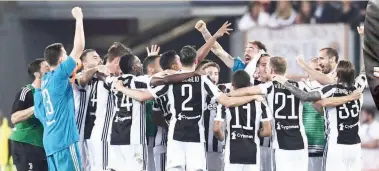  ??  ?? PARA pemain Juve meraikanke­jayaan mereka menjuarai Serie A Itali selepas tamat perlawanan liga di Stadio Olimpico — Gambar Reuters