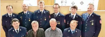  ?? Foto: Christian Landgraf ?? Die Mannschaft der Feuerwehr Straß Moos: (stehend von links): Bernhard Appel, Markus Mayr, Thomas Luderschmi­d, Gerhard Appel, Andreas Fieger und Christian Landgraf. Die langjährig­en Mitglieder Karl Thaller und Franz Großhauser werden von den...