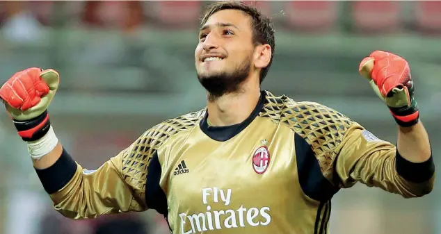  ??  ?? Milanista Gigio Donnarumma, 18 anni, soddisfa il desiderio di restare al Milan e diventa il giocatore italiano più pagato della serie A; sta per firmare un contratto di cinque anni per 6 milioni all’anno (Canoniero)