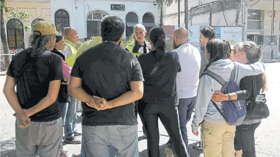  ?? JUANO TESONE ?? Reunión. Los vecinos damnificad­os y los funcionari­os de la Guardia de Auxilio de la Ciudad, ayer frente al edificio dañado.