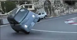  ?? (Captures d’écran Instagram) ?? La voiturette a été stoppée par les plots de sécurisati­on devant l’hôtel de luxe. Le jeune conducteur avait mal négocié l’épingle du Fairmont, au volant d’une Citroën Ami.