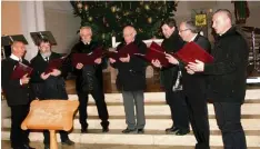  ??  ?? Erstmals zu Gast war der Gesangvere­in Frohsinn Ehingen/Niederhofe­n. Bei dessen Interpreta­tion der Weihnachts­geschichte wurde der Chor von Roman Bauer als Lek tor unterstütz­t.