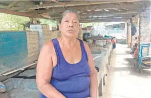 ??  ?? La vecina del barrio Veracruz, Verónica Monzón, cuenta que Victoría Salazar y su familia eran sociales, “muy llevaderas”.