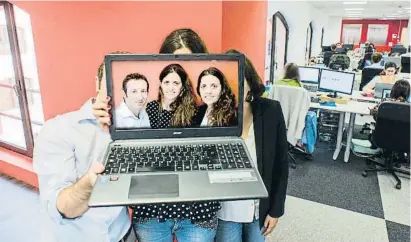  ?? XAVIER CERVERA ?? Jonathan Lemberger, María Martín i Eva Martín, fundadors i directors de l’empresa