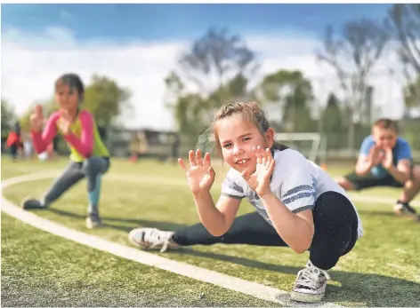  ?? RP-FOTO: STEPHAN KÖHLEN ?? Judo-Training auf dem Kunstrasen am Bandsbusch: Fae (9) demonstrie­rt Dehnübunge­n für die Beweglichk­eit.