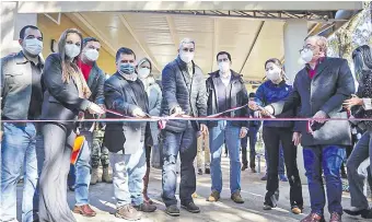  ??  ?? El director de Yacyretá, Nicanor Duarte Frutos, junto al presidente Mario Abdo Benítez, en la inauguraci­ón de las camas de terapia intensiva en el hospital de Ayolas.