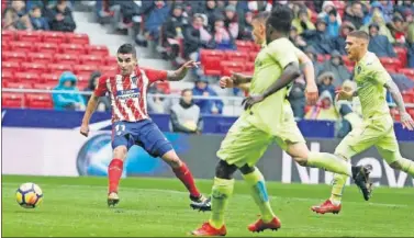  ??  ?? DEFINICIÓN. Así marcó Correa ante el Getafe su quinto gol y el primero del Atleti en 2018 en Liga.