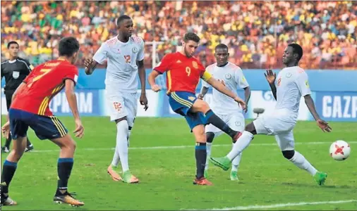  ??  ?? DOBLETE. Abel Ruiz, jugador de la Sub-17, marcó los dos primeros tantos del partido ante Níger.