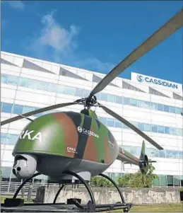  ?? ERIC PIERMONT / AFP ?? Un helicópter­o frente a oficinas de EADS en Francia