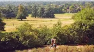  ??  ?? King Henry’s Mound in Richmond Park, London