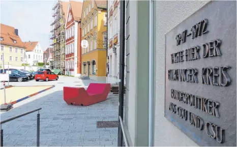  ?? FOTO: NG ?? Erinnerung­stafel für den „Ellwanger Kreis“an der Außenmauer des ehemaligen Hotels „Goldener Adler“am Ellwanger Marktplatz.