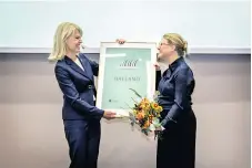  ?? Bild: Frida Drake/utrikesdep­artementet ?? Utrikeshan­delsminist­er Anna Hallberg delar ut priset till Ellen Källberg, strateg på näringsliv­savdelning­en på Region Halland.
