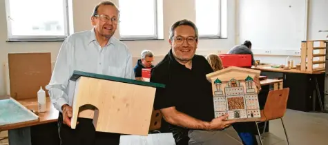  ?? Foto: Bernd Hohlen ?? Karl Huber (links), 66, und Patrick Mack, 42, zeigen zwei Produkte der Sozialgeno­ssenschaft „Mut-Macher-Menschen“.
