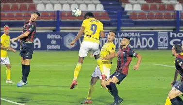  ??  ?? El ‘Choco’ Lozano anotó con este remate de cabeza el único tanto del partido.