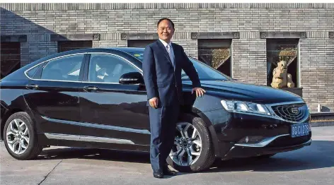  ?? FOTO: OBS/ZHEJIANG GEELY HOLDING GROUP ?? Li Shufu liebt Autos und hat gerade 9,69 Prozent der Anteile an Daimler erworben. Er will sich langfristi­g engagieren.