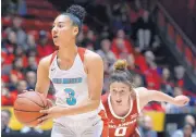  ?? JIM THOMPSON//JOURNAL ?? Ahlise Hurst prepares to launch a shot from the beyond the arc in the Lobos’ win. She hit 9 3-pointers and scored 39 points in a record-setting night.