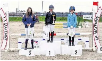  ??  ?? Florinne Guérineau sur la 1ère marche du podium avec à ses côtés Lilly Widdicombe (Ambrières les Vallées) et Léa Verron (Le Bois Gérard en Ile et Vilaine).