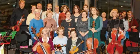  ?? Foto: Sigrid Wagner ?? Das Kammerorch­ester Neusäß bei einer Probe im Haus der Musik. Mitten im Ensemble (Fünfter von links hinten) ist Dirigent Wolfgang Weber.