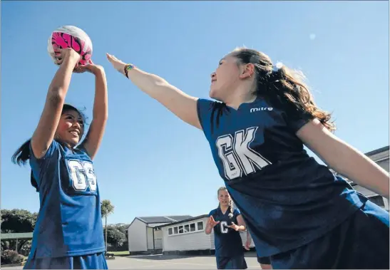  ?? Photo: RHIANNON McCONNELL ?? Aim high: Hayley Eden-Law, right, defends team captain Acacia Edmonds.