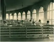  ??  ?? Donne al lavoro in una distilleri­a di Aurum, in Abruzzo, nel 1950. Le italiane furono parte molto attiva della ricostruzi­one, come raccontiam­o a pag. 100.