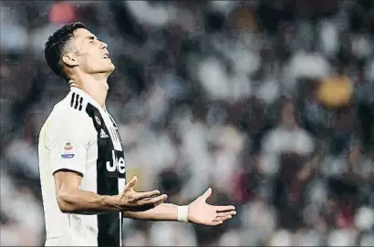  ?? MARCO BERTORELLO / AFP ?? Cristiano Ronaldo se lamenta durante el partido contra el Nápoles del 29 de septiembre