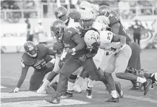  ?? MICHAEL LAUGHLIN/SUN SENTINEL ?? Florida Atlantic running back Devin Singletary scores one of his touchdowns in the first quarter against Bethune Cookman on Saturday.