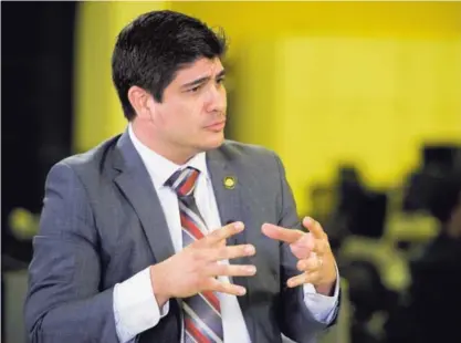  ?? LUIS NAVARRO ?? El ministro de Trabajo y Seguridad Social, Carlos Alvarado, manifestó que sería una “pena nacional” que los magistrado­s constituci­onalistas echen abajo alguna o todas las leyes que aprobaron los diputados hace tres meses para recortar el gasto en...