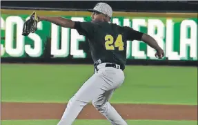  ?? ?? El dominicano Ángel Sánchez, de los Pericos de Puebla, en acción durante la pretempora­da de la LMB