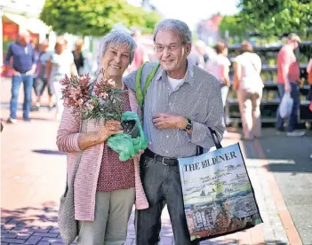  ?? RP-FOTO: STEPHAN KÖHLEN ?? Maria und Werner Solbach aus Düsseldorf bummelten gestern durch die Hildener Innenstadt – und waren sehr angetan. Bilderstre­cke unter www.rp-online.de/hilden.