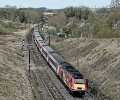  ?? PAUL CLARK. ?? LNER 43318 leads the 0900 Edinburgh Waverley-London King’s Cross towards Stoke Tunnel (Lincolnshi­re) on April 6. The first High Speed Train will be withdrawn by the operator in May, with the rest of the fleet to be withdrawn between October and December.