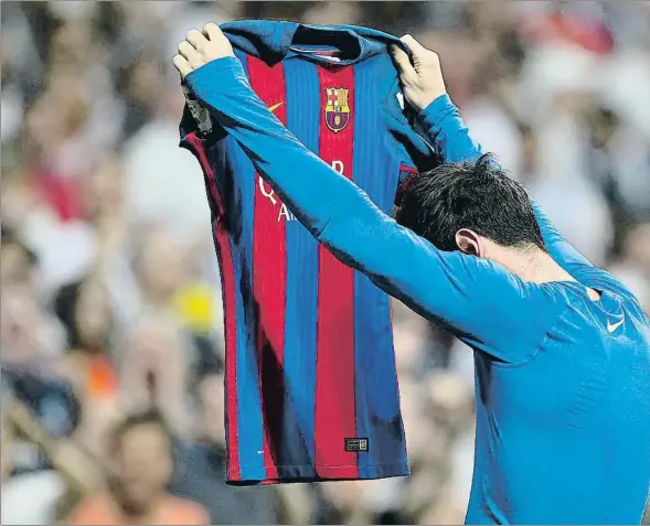  ??  ?? Messi es va treure la samarreta i la va mostrar al públic després de marcar el decisiu 2-3 en l’últim minut del partit